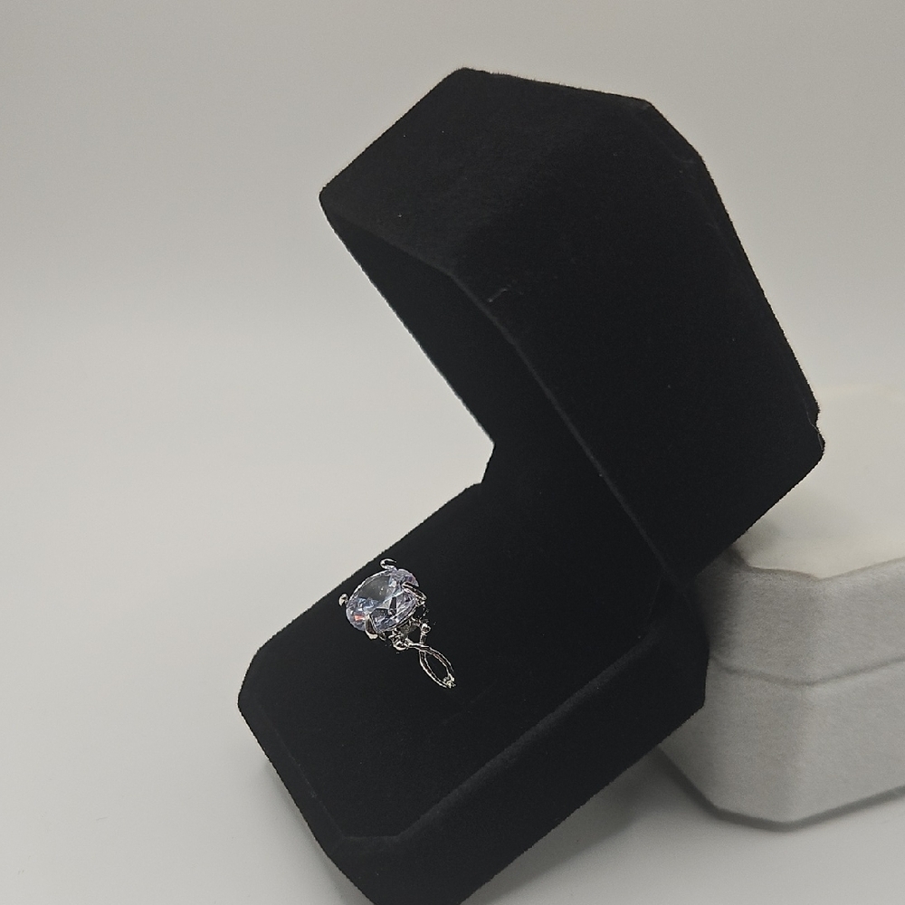 Source Unknown Silver Ring With Clear Gemstone - image 2